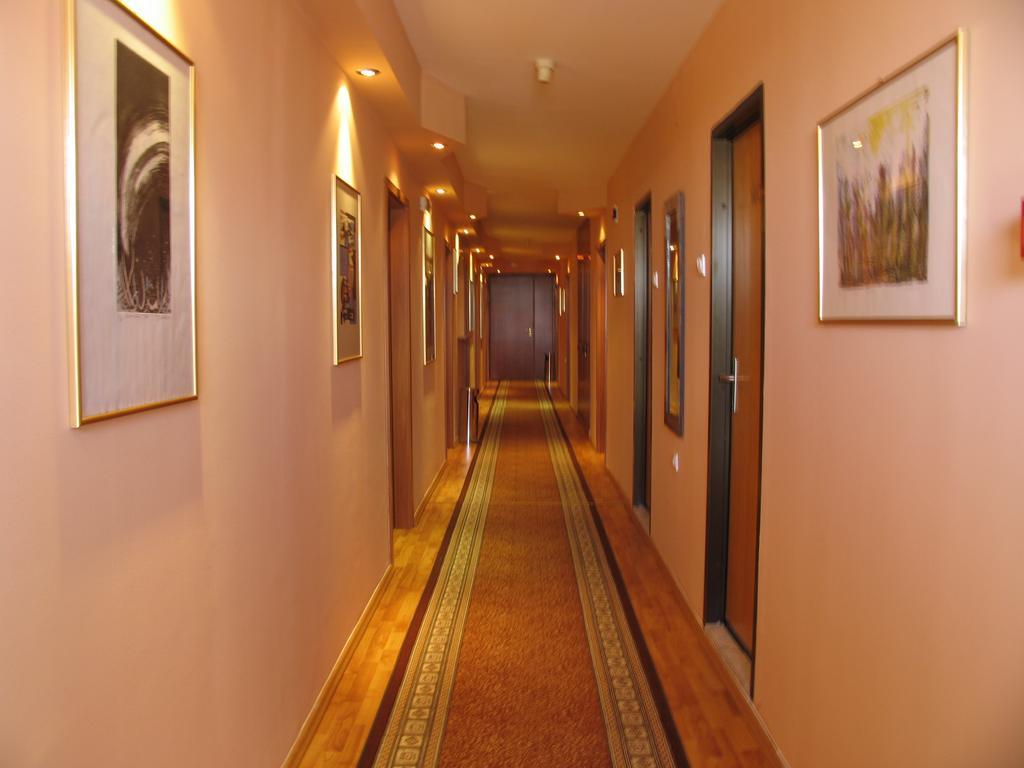 Hotel Square Скоп'є Екстер'єр фото